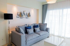 Suite 4 Pax | Khu phòng khách | TV LED 24-inch có truyền hình cáp 