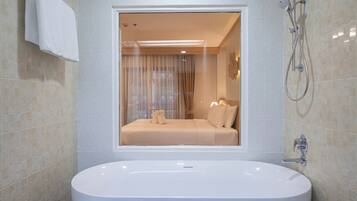 Junior Suite (4 Pax) | Salle de bain | Articles de toilette gratuits, sèche-cheveux, serviettes fournies, savon