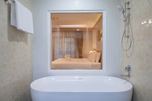 Junior Suite (4 Pax) | Badezimmer | Kostenlose Toilettenartikel, Haartrockner, Handtücher, Seife