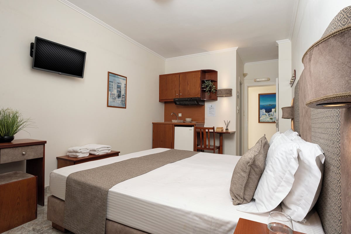 Habitación Deluxe doble, 1 cama doble | Ropa de cama de alta calidad, caja fuerte, escritorio