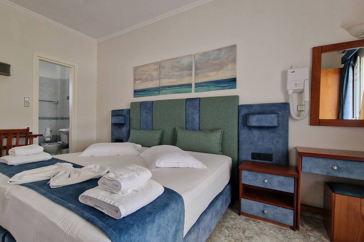 Chambre Deluxe double, 1 lit double | Literie de qualitĂ©, coffre-fort, bureau, systĂšme dâinsonorisation