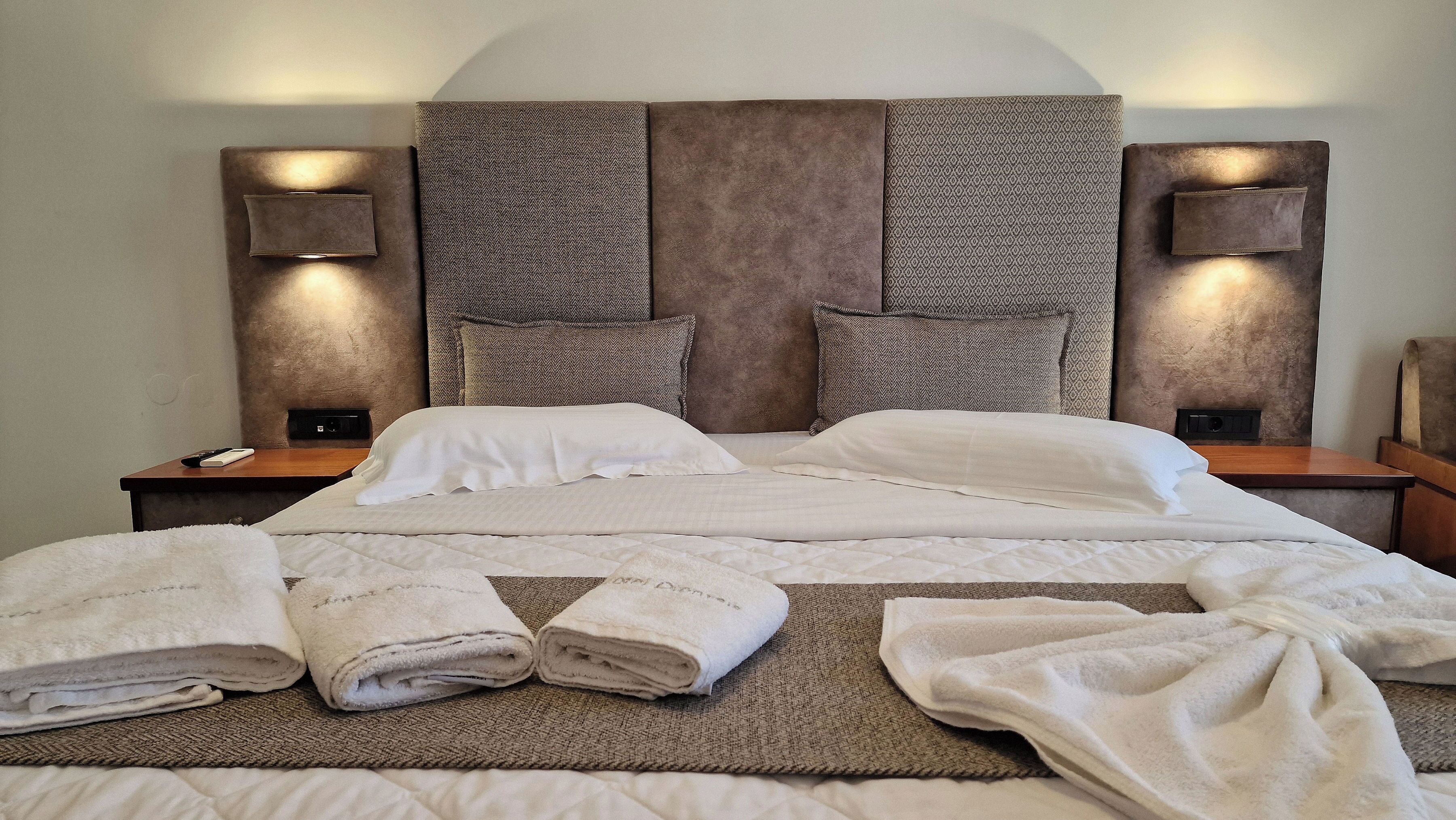 Ropa de cama de alta calidad y caja de seguridad en la habitación 