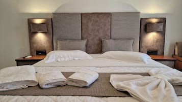 Ropa de cama de alta calidad y caja de seguridad en la habitación
