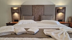 Habitación doble Deluxe, 1 cama matrimonial | Ropa de cama de alta calidad y caja de seguridad en la habitación 
