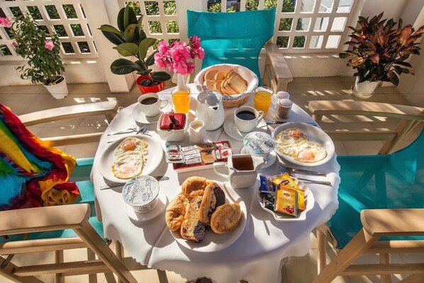 Daily continental breakfast (EUR 9 per person)