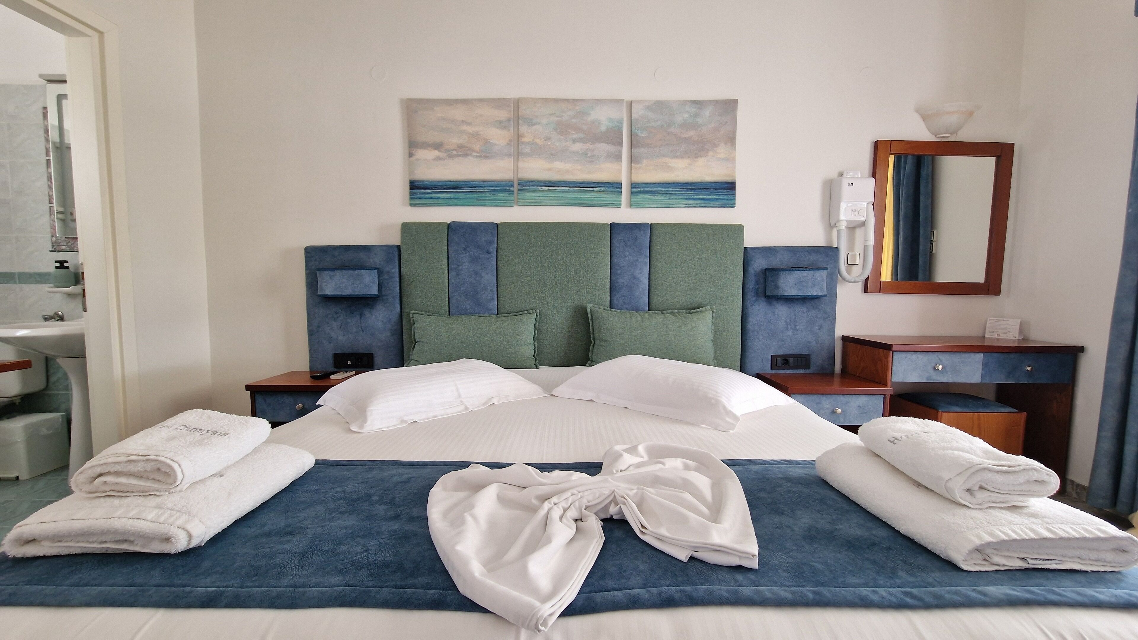 Deluxe Double Room, 1 Double Bed | Premium bedding, in-room safe, desk, soundproofing