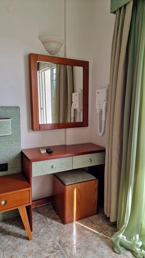 Ropa de cama de alta calidad y caja de seguridad en la habitación 