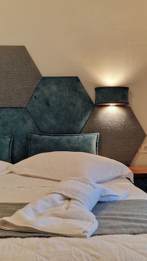Deluxe Triple Room, 1 Bedroom | Premium bedding, in-room safe, desk, soundproofing