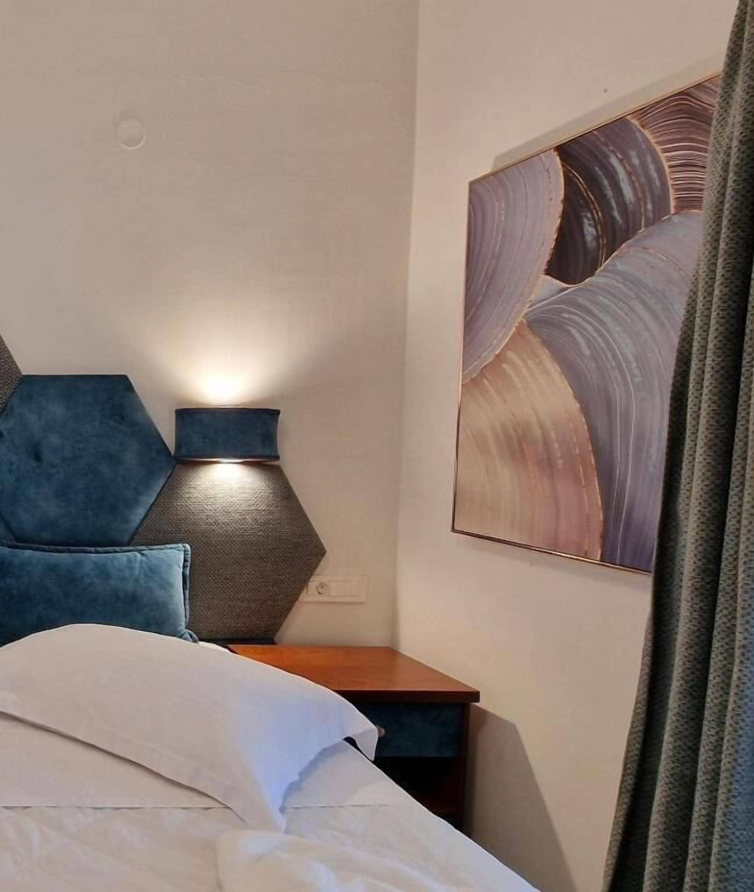 Deluxe Triple Room, 1 Bedroom | Premium bedding, in-room safe, desk, soundproofing