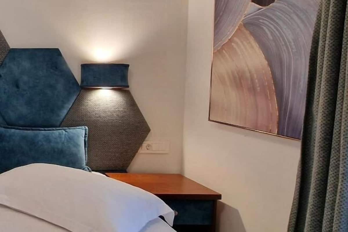 Kamar Triple Deluks, 1 kamar tidur | Seprai premium, brankas, meja kerja, dan kedap suara