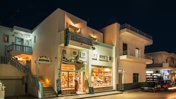 住宿正面 - 傍晚/夜晚