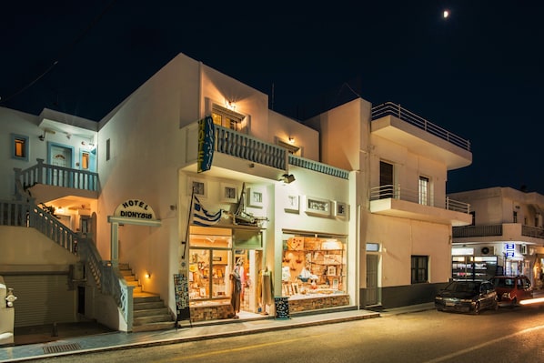 Fachada del alojamiento - Noche