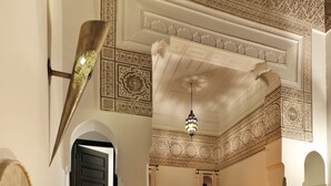 A luxurious bathroom with a marble floor, a shower, and a bathtub. - Le Farnatchi (Marrakech)