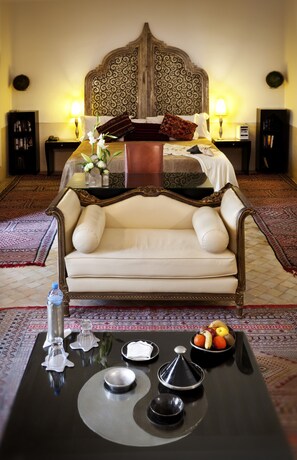 Superior Suite | Living area | 43-inch TV with satellite channels, offices - Le Farnatchi (Marrakech)