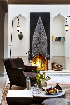 Superior Suite | Living area | 43-inch TV with satellite channels, offices - Le Farnatchi (Marrakech)