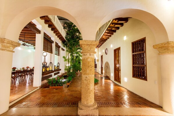 42-英寸LED 电视（配备卫星频道）、电视、iPod 基座