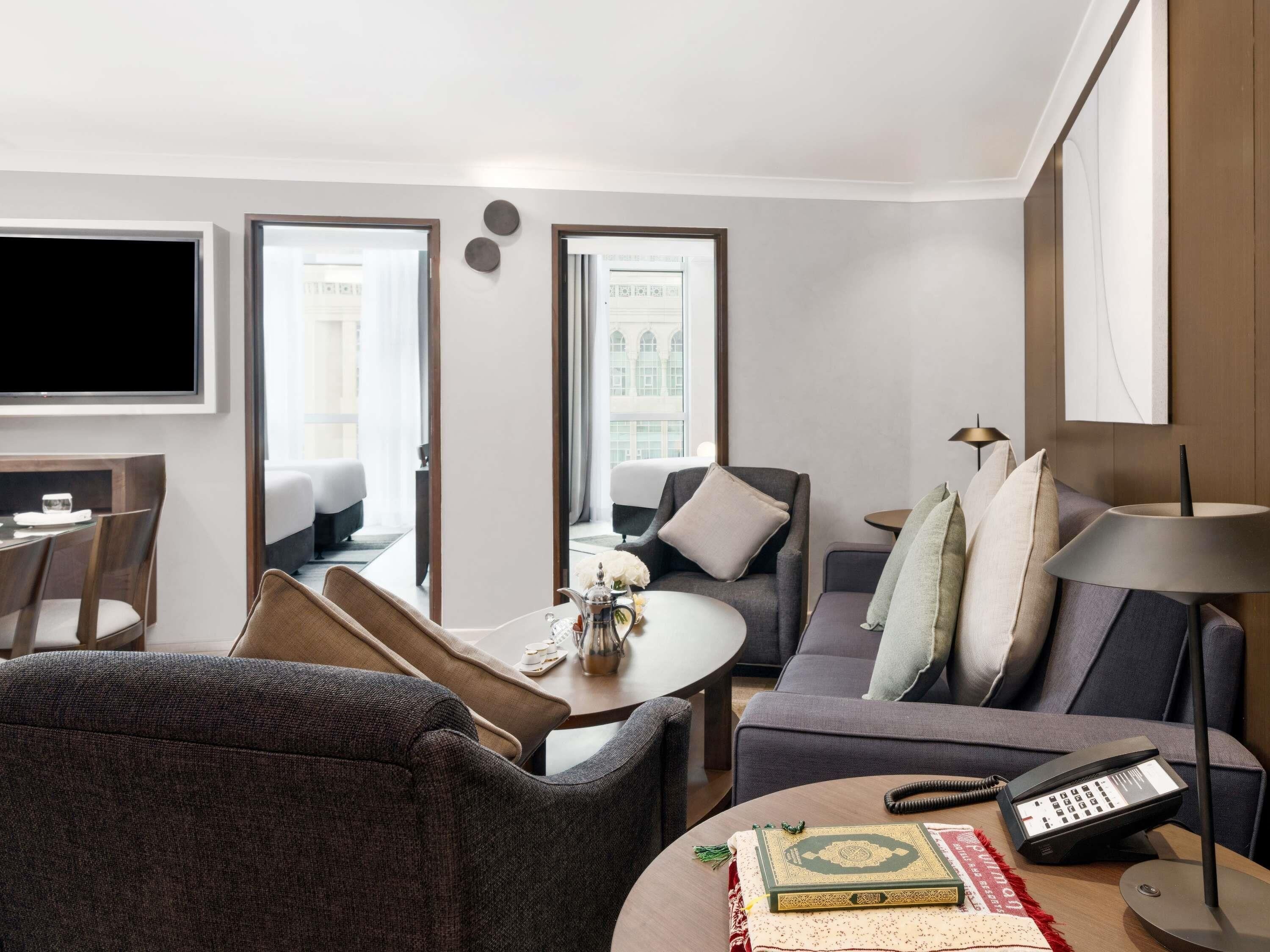 Egyptian cotton sheets, premium bedding, Select Comfort beds, minibar