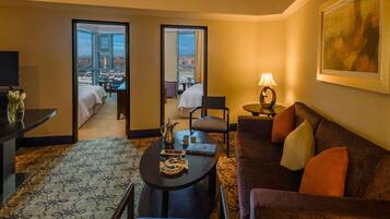 Suite clásica, varias camas, vista al patio | Sábanas de algodón egipcio y ropa de cama de alta calidad