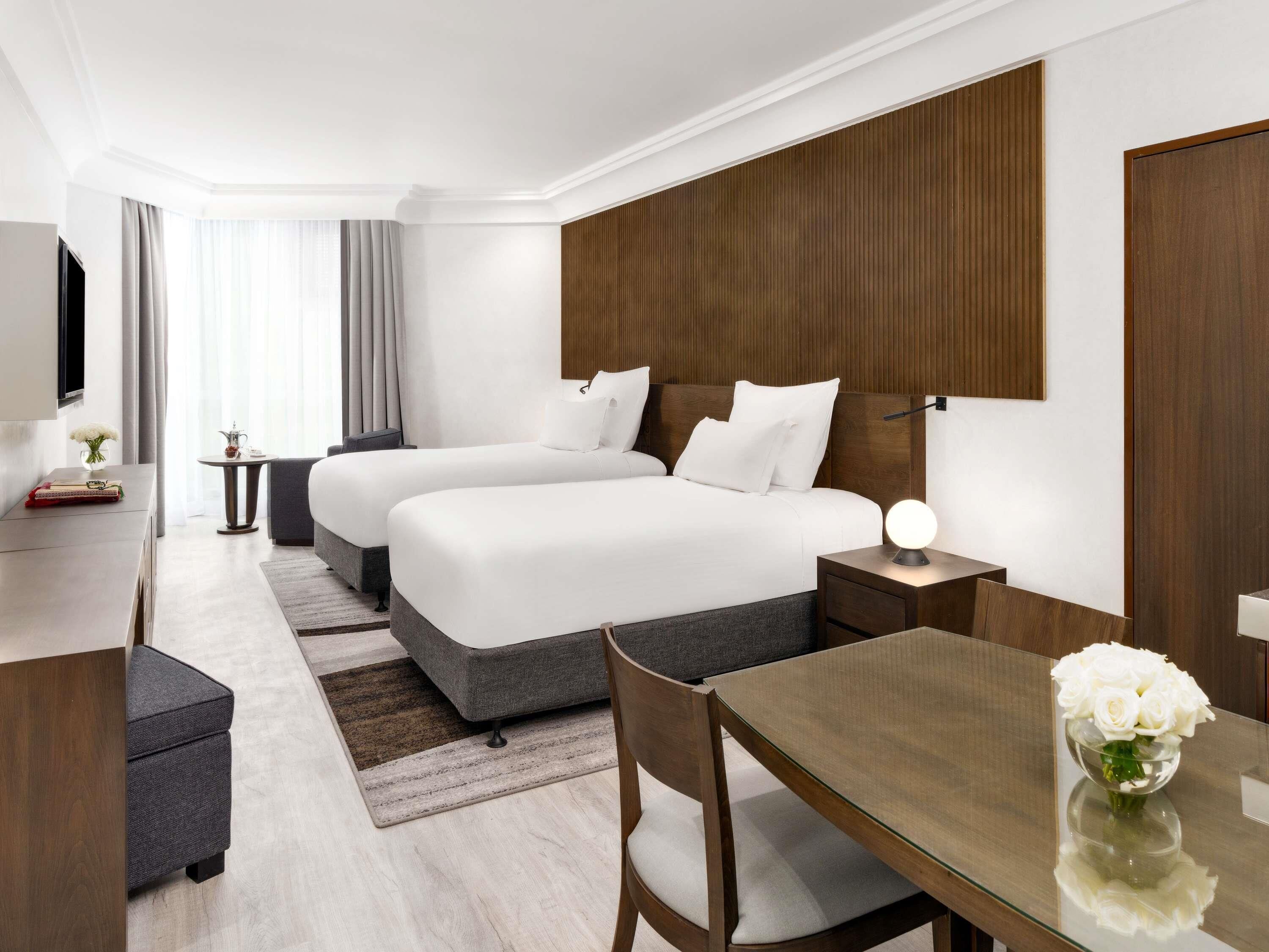 Habitación Deluxe, 2 camas individuales, vistas a la ciudad (Accessible) | Sábanas de algodón egipcio y ropa de cama de alta calidad
