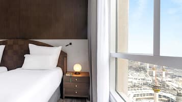 Deluxe Executive Suite, 1 King Size Bed, 2 Single Size Beds, Partial Kaaba View | Sengetøy i egyptisk bomull og sengetøy av topp kvalitet