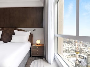 Deluxe Executive Suite, 1 King Size Bed, 2 Single Size Beds, Partial Kaaba View | Draps en coton égyptien, literie de qualité supérieure