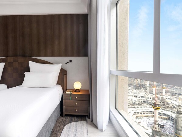 Deluxe Executive Suite, 1 King Size Bed, 2 Single Size Beds, Partial Kaaba View | 이집트산 면 시트, 고급 침구, 셀렉트 컴포트 침대, 미니바