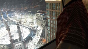 A view of a large mosque complex with multiple minarets and a central courtyard. - Zamzam Pullman Makkah (Makkah)