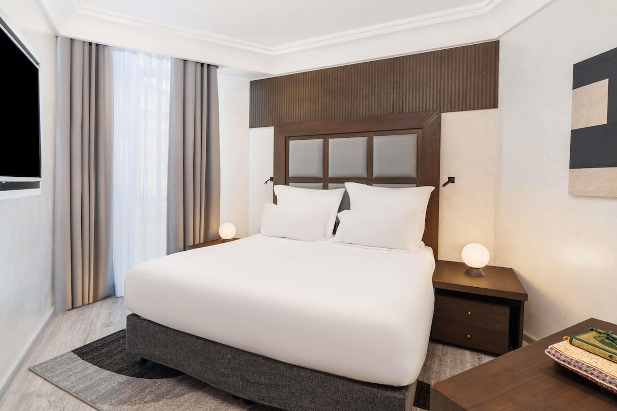 Deluxe Executive Suite, 1 King Size Bed, 2 Single Size Beds, Partial Kaaba View