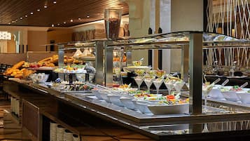 2 間餐廳,供應早餐、午餐和晚餐,國際料理