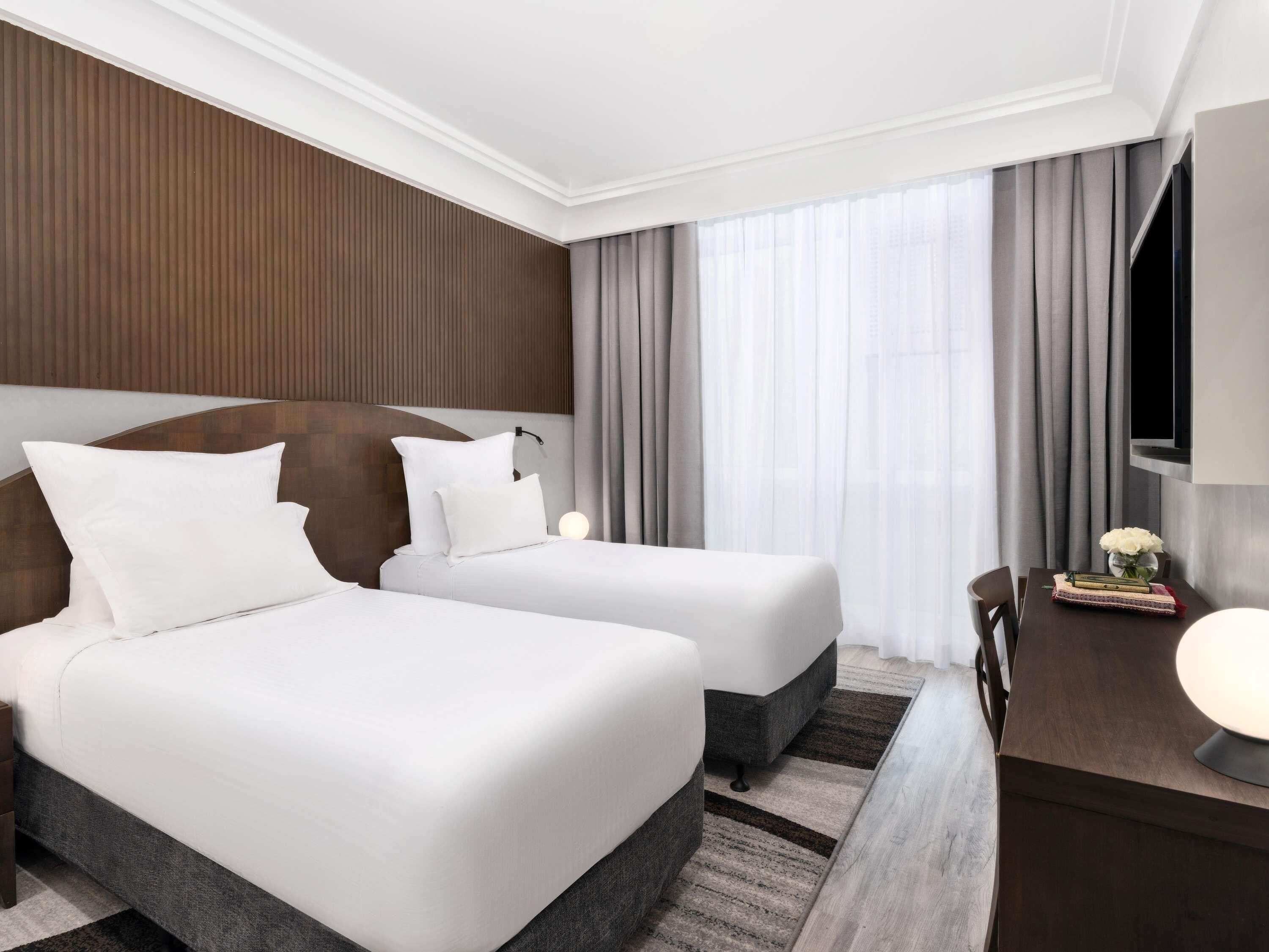 Deluxe Executive Suite, 1 King Size Bed, 2 Single Size Beds, Partial Kaaba View | Egyptian cotton sheets, premium bedding, Select Comfort beds, minibar