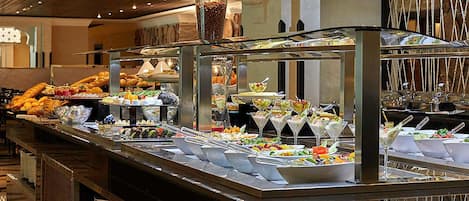 2 restoran; melayani sarapan, makan siang, dan makan malam