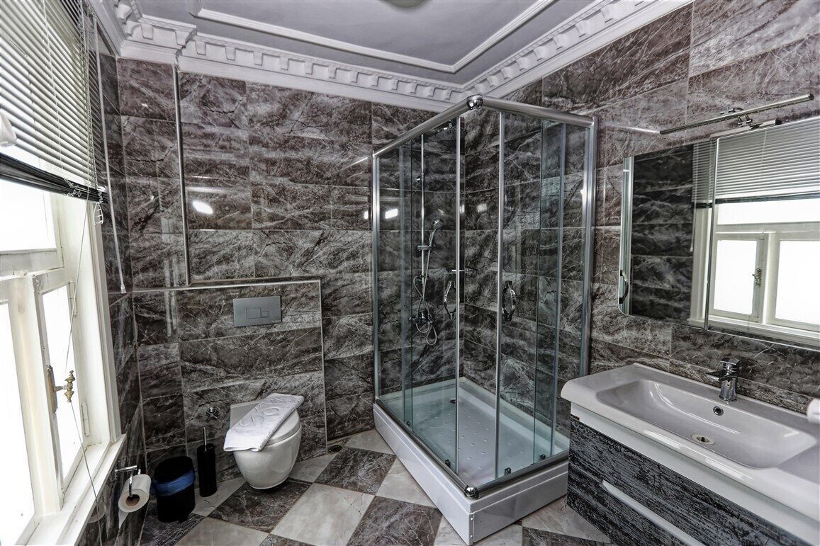 Standard Double or Twin Room | Bathroom | Separate tub and shower, free toiletries, hair dryer, slippers