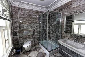 標準雙人或雙床房 | 浴室 | 獨立浴缸和淋浴設備、免費盥洗用品、吹風機、拖鞋