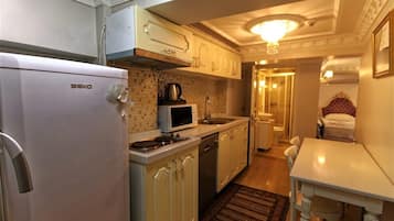 Suite familiar, 2 habitaciones, para no fumadores, vista a la ciudad | Cocina privada | Tetera eléctrica