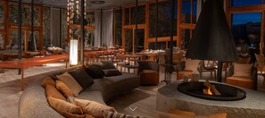 Se sirven desayunos, almuerzos y cenas; con vista a la piscina