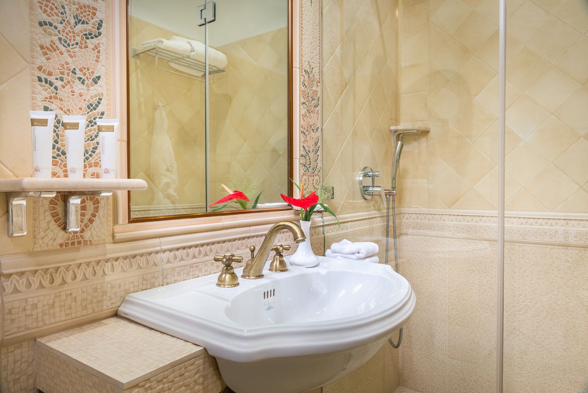 Un baño con un lavamanos grande, un espejo y una ducha.