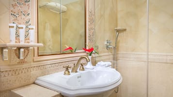 Un baño con un lavamanos grande, un espejo y una ducha.