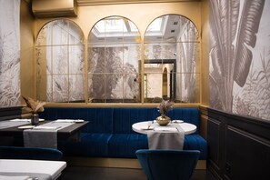 Petit déjeuner, déjeuner et dîner servis sur place