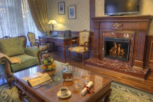 English Style Sophie Suite | Living room | Smart TV, Netflix