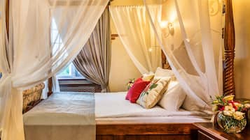 Spanish Style Junior Suite | Minibar, in-room safe, individually decorated, individually furnished