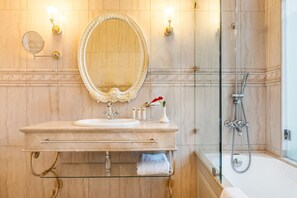 Standard Twin Room | Bilik Mandi | Kelengkapan dandanan diri percuma, pengering rambut, jubah mandi 