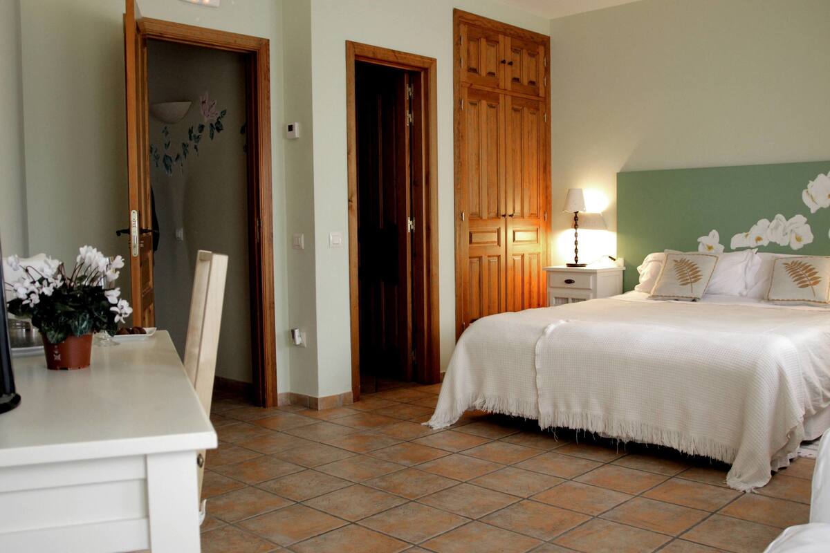 Triple Room | Minibar, rollaway beds, free WiFi