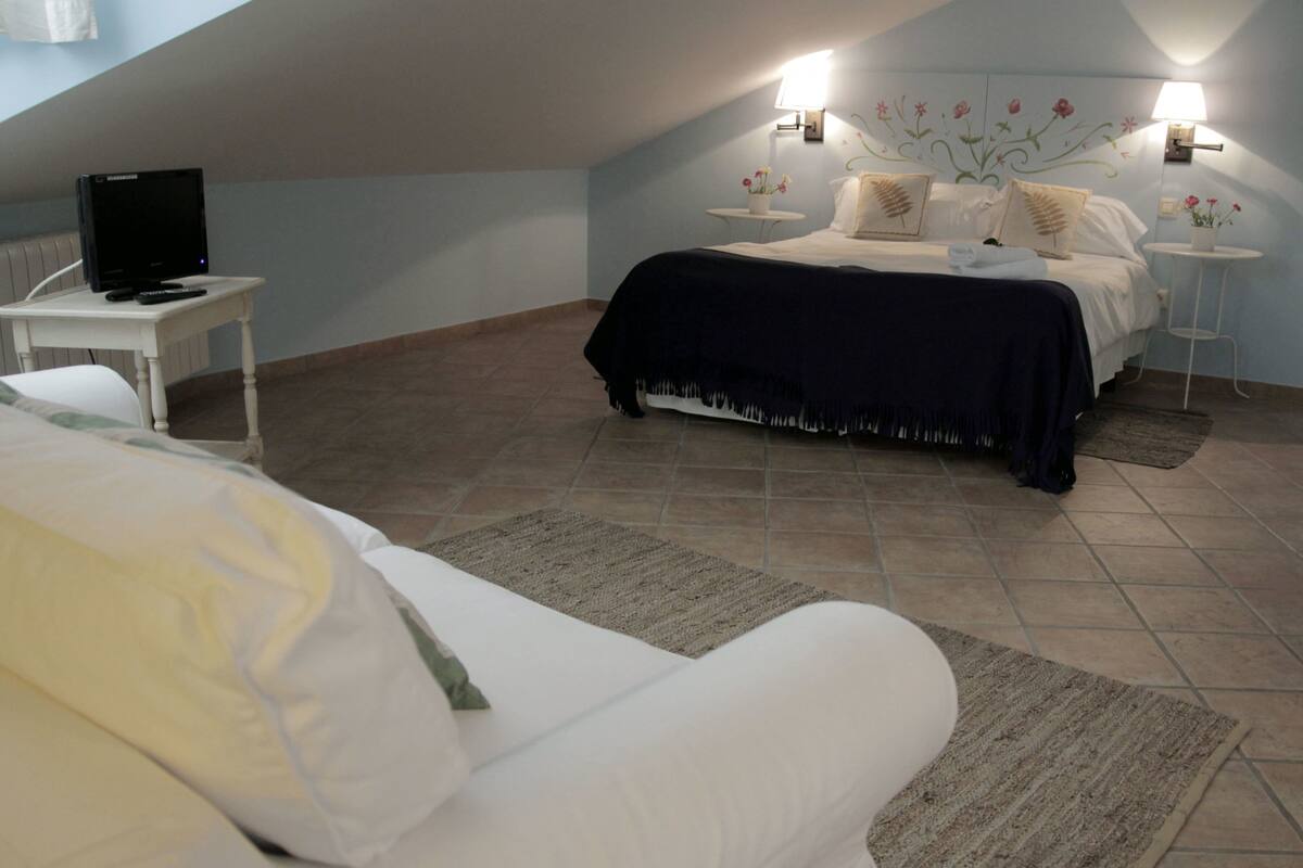 Minibar, rollaway beds, free WiFi