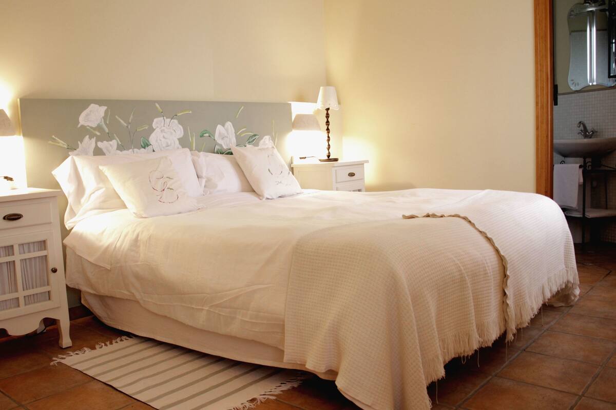 Minibar, rollaway beds, free WiFi