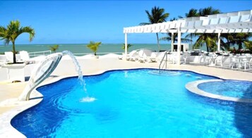 室外游泳池，池畔遮阳伞，日光浴躺椅