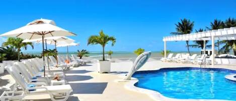 Kolam renang terbuka, payung kolam, kerusi lepak pantai