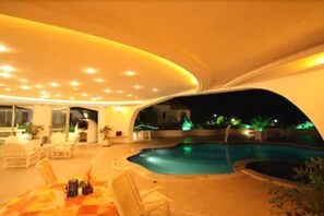 Outdoor pool, pool umbrellas, pool loungers - Hotel Casa Blanca Business & Spa - Praia de Pau Amarelo (Paulista)