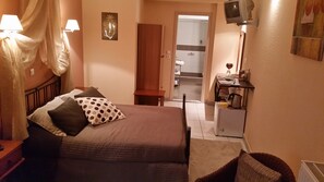 In-room safe, desk, blackout curtains, iron/ironing board - Pension Filyra (Nafplio)