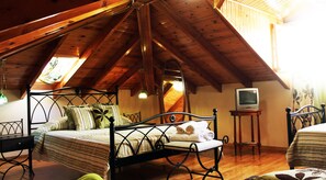 Familien-Vierbettzimmer, 1 Schlafzimmer, Kochnische | Zimmersafe, Schreibtisch, Verdunkelungsvorhänge, Bügeleisen/Bügelbrett