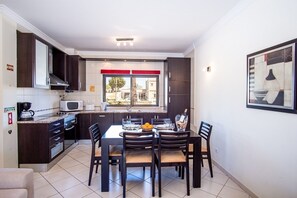 Villa, 2 Schlafzimmer | Eigene Küche | Großer Kühlschrank, Mikrowelle, Herdplatte, Geschirrspüler